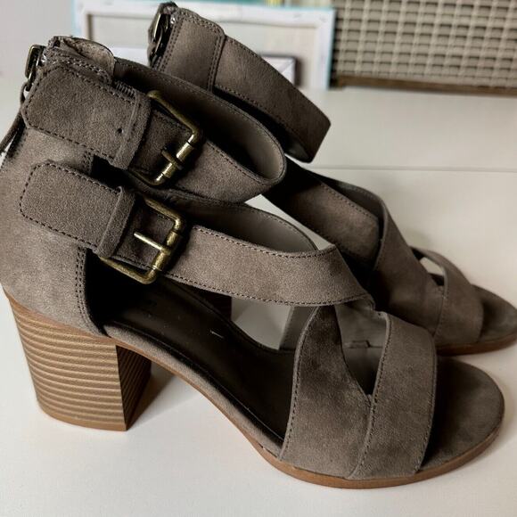 Melrose & Market Gray Taupe Suede Brass Ankle Buckle Sandal Block Heel Shoes 7.5 - Picture 4 of 9